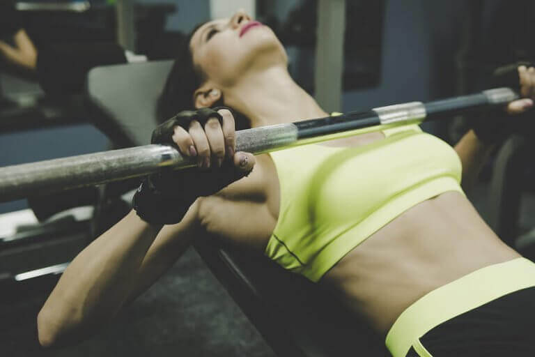 kvinde der laver bænkpres