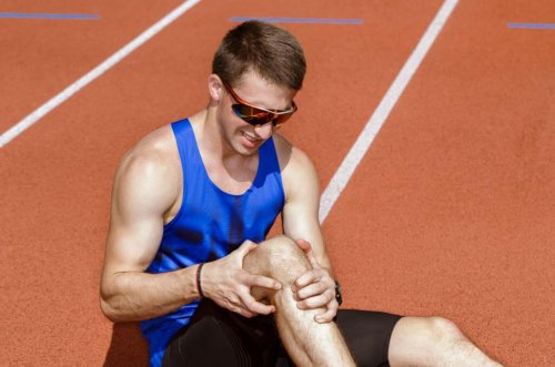 mand med ondt i knæet