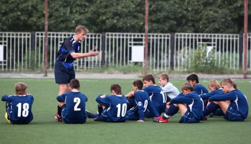 ungt fodboldhold der undervises af træner