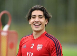 Hector Bellerin spiller fodbold