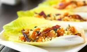 pil bladene af endivierne og fyld dem