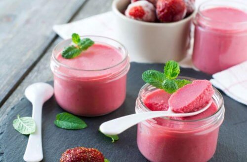 forfriskende let mousse med jordbær