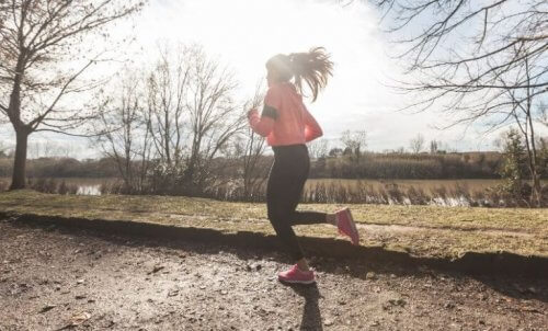 kvinde der løber udenfor