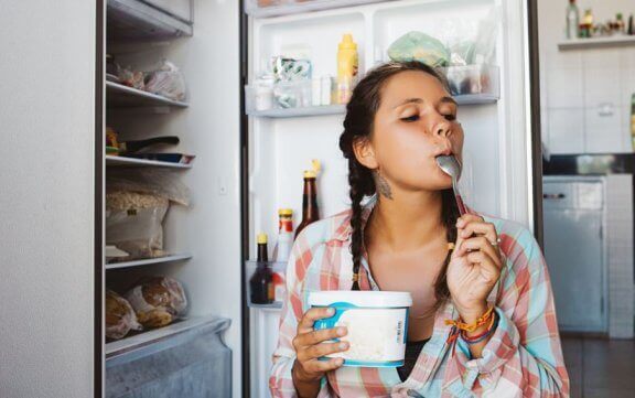 kvinde der spiser yoghurt