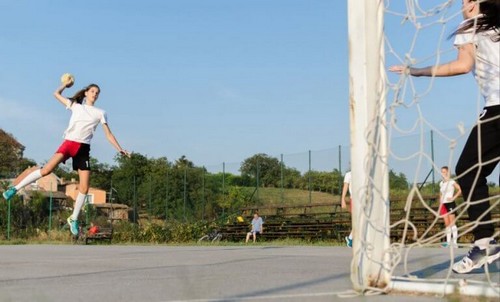 Kvinde skyder på mål