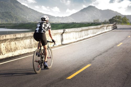 person der cykler på landevej