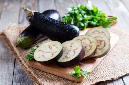 aubergine på skærebræt