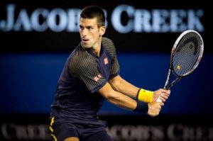 Hvad er et baghåndsslag i tennis, og hvordan udføres det?