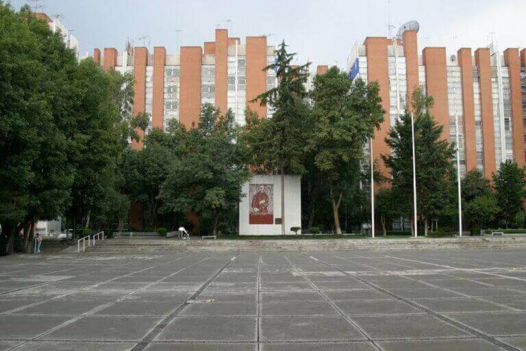 alfalteret plads med bygninger i baggrunden