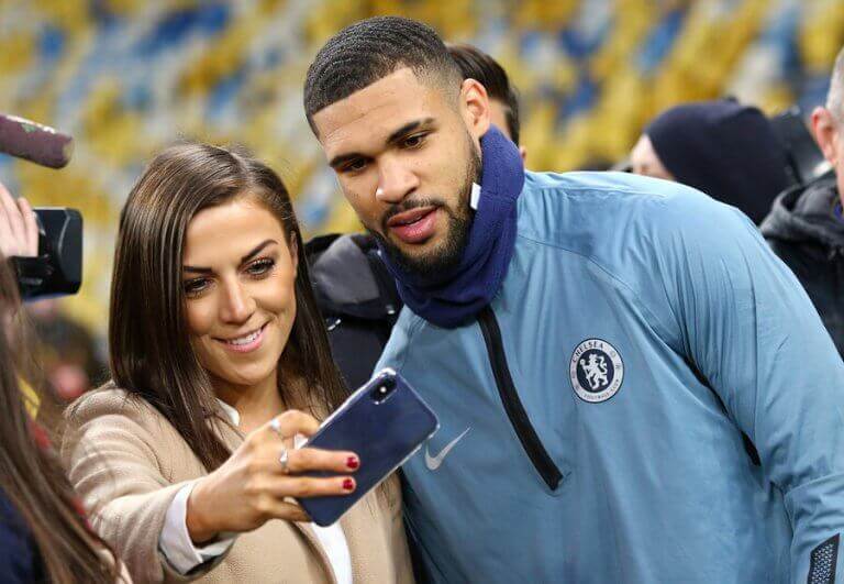 folk der tager en selfie