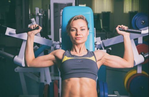 kvinde der træner i maskine