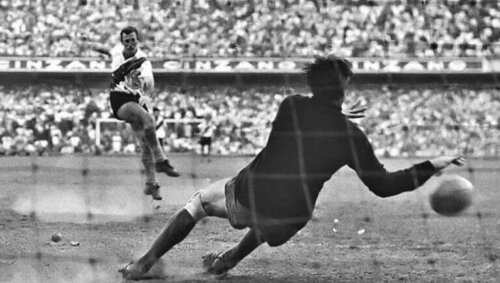 målmand der forsøger at redde bold