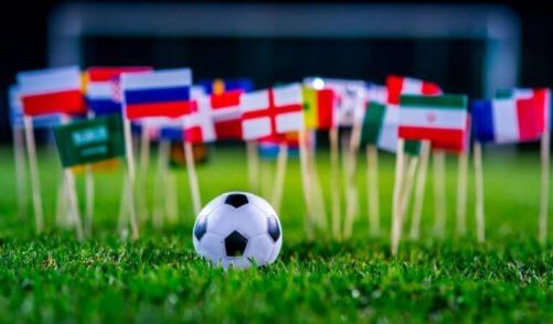 små flag og en lille fodbold på græs
