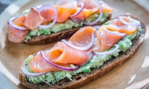 Toast med avocado og laks er den bedste snack før træning
