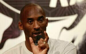 Kobe Bryant der holder en tale