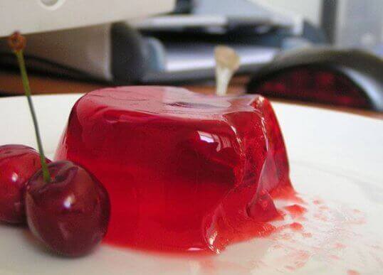 budding med kirsebær