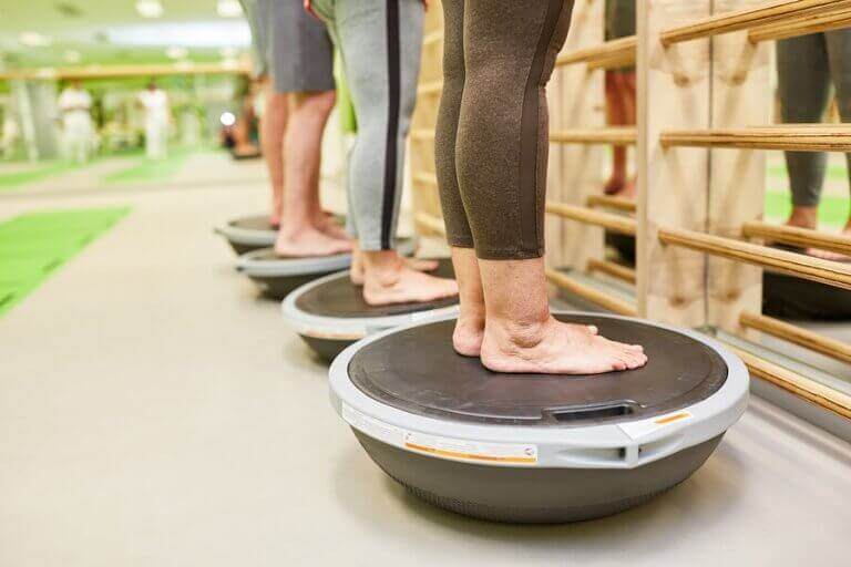 folk der står på en bosu på række