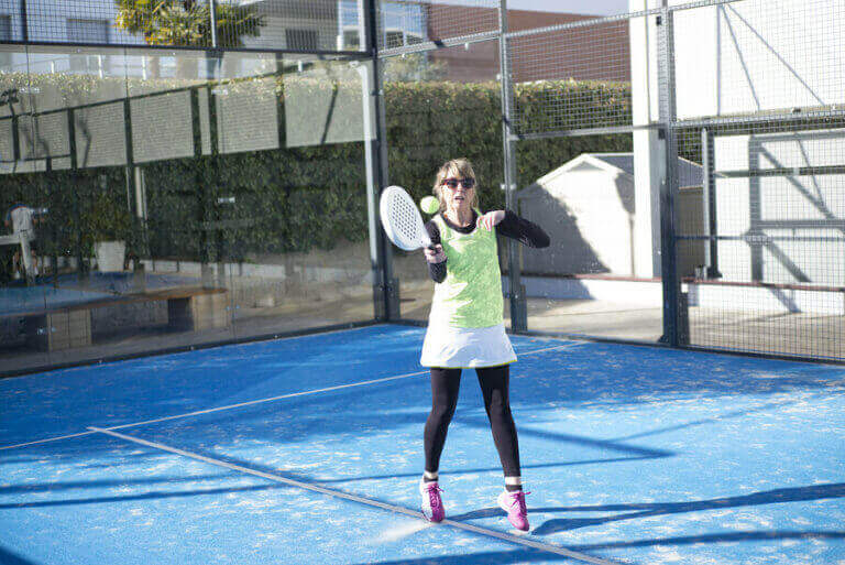 kvinde der spiller tennis