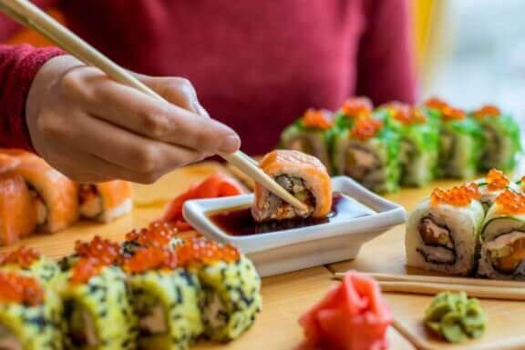 mand der dypper sushi i soja
