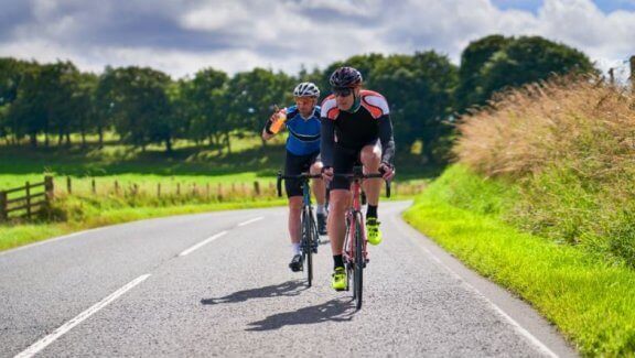 to mænd der cykler udenfor