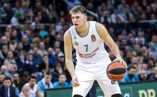 basketballspiller på banen