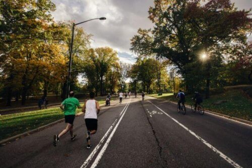 folk der løber og cykler på sti