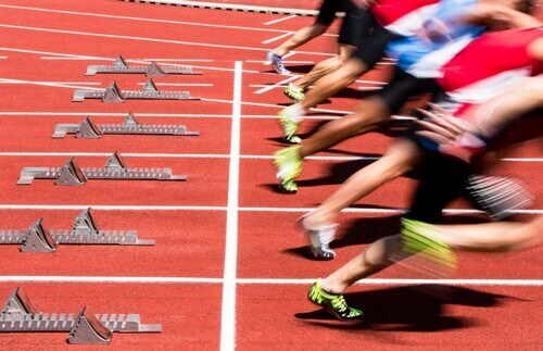 folk der sprinter fra startlinje