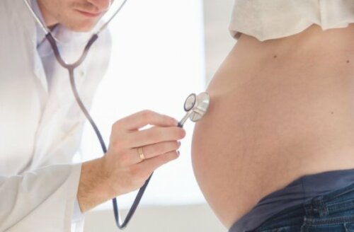 kvinde der får målt babys hjertelyd