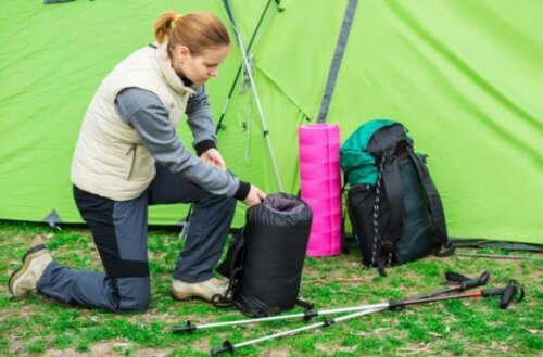 kvinde der gør klar til overnatning udenfor