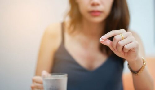 kvinde der tager en pille