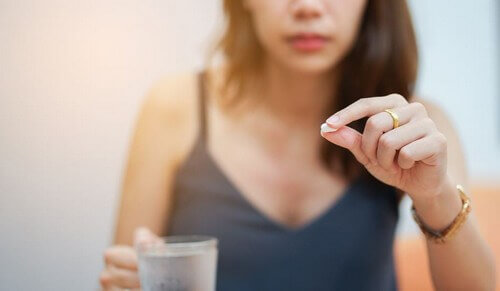 kvinde der tager en pille