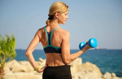 kvinde med håndvægt udenfor