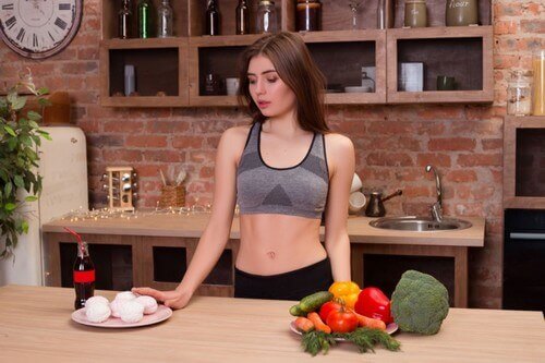 kvinde med to forskellige tallerkner med mad