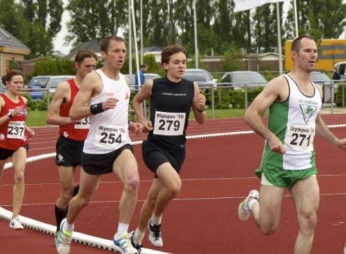 mænd der løber på bane