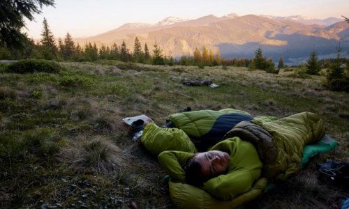 mand der sover udenfor