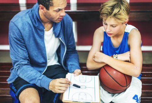 ung spiller der får råd af træner