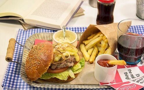 burger og pomfritter