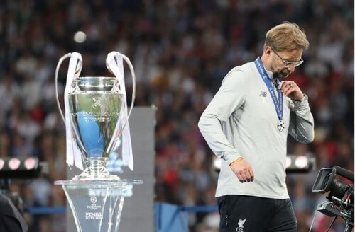 Klopp ved siden af en pokal