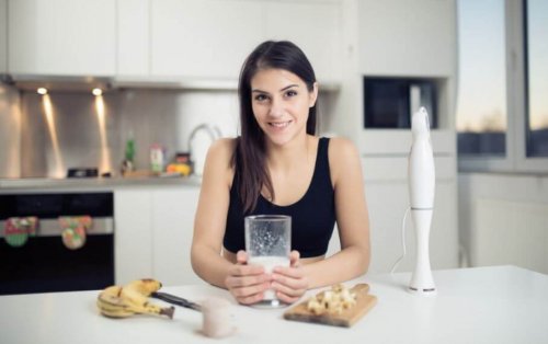 kvinde der har lavet en mælkedrik