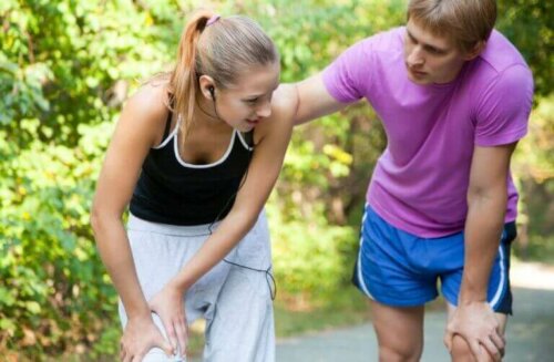 kvinde der har ondt efter løb