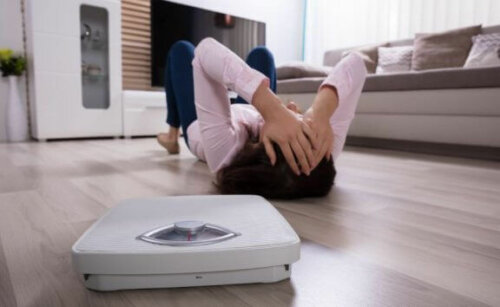 kvinde frustreret over sin vægt