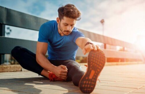 mand der strækker ud