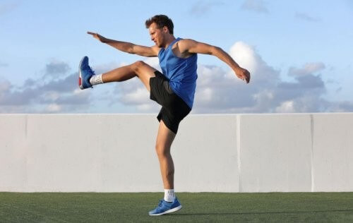 Mand laver opvarmningsøvelser