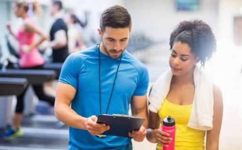 Kvinde får motivation fra personlig træner