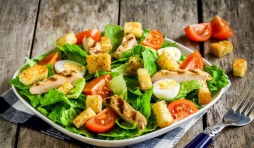 salat med kylling og æg