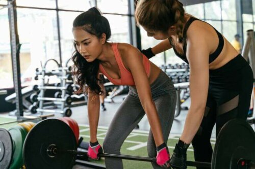 træner der hjælper klient med at undgå fejl i dødløft