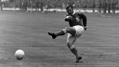 Puskas der skyder til en bold