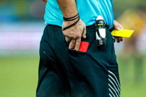 dommer med gult og rødt kort