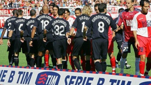 fodboldspillere der giver hånd