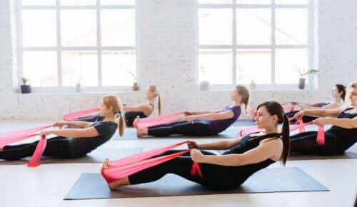 folk der træner med elastikbånd